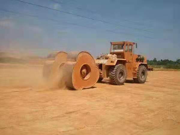 沖擊碾壓路機(jī)